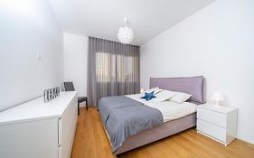 Cozy & Bright Apartment - W/ Balcony