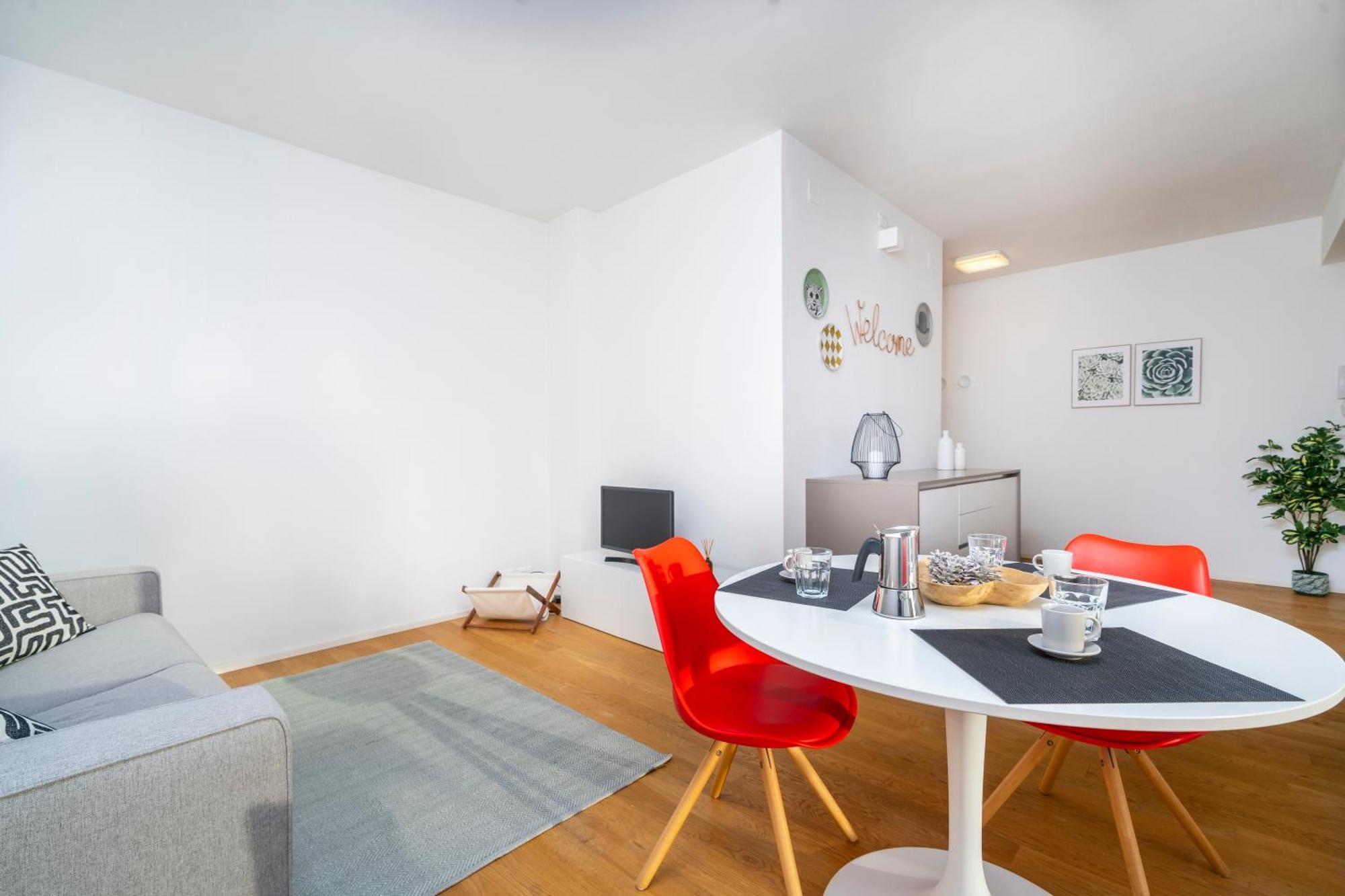 Cozy & Bright Apartment - W/ Balcony Udine Esterno foto